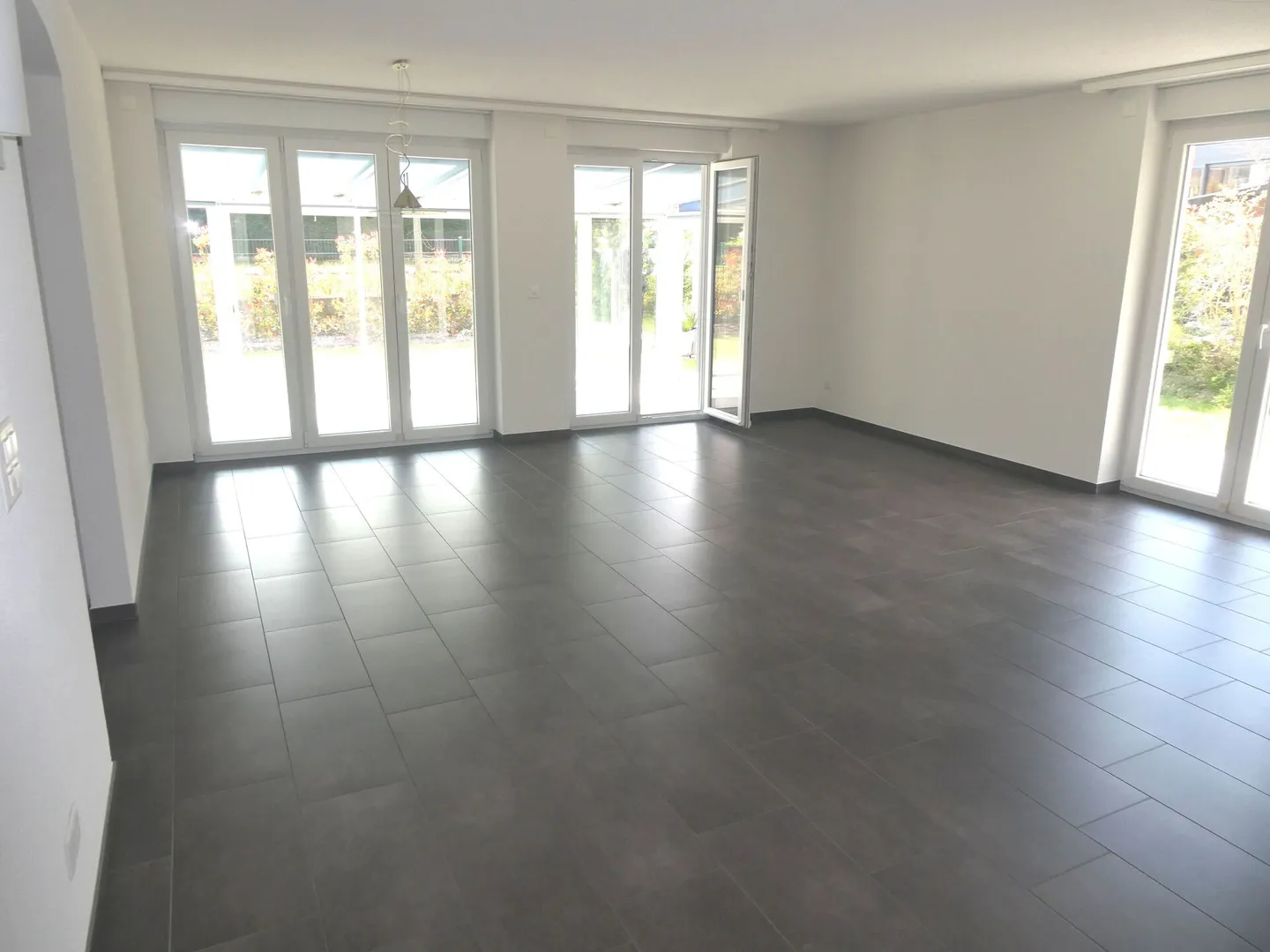 Bungalow indépendant de 4 1/2 pièces avec véranda dans un emplacement ensoleillé et central - Photo 8 sur 17