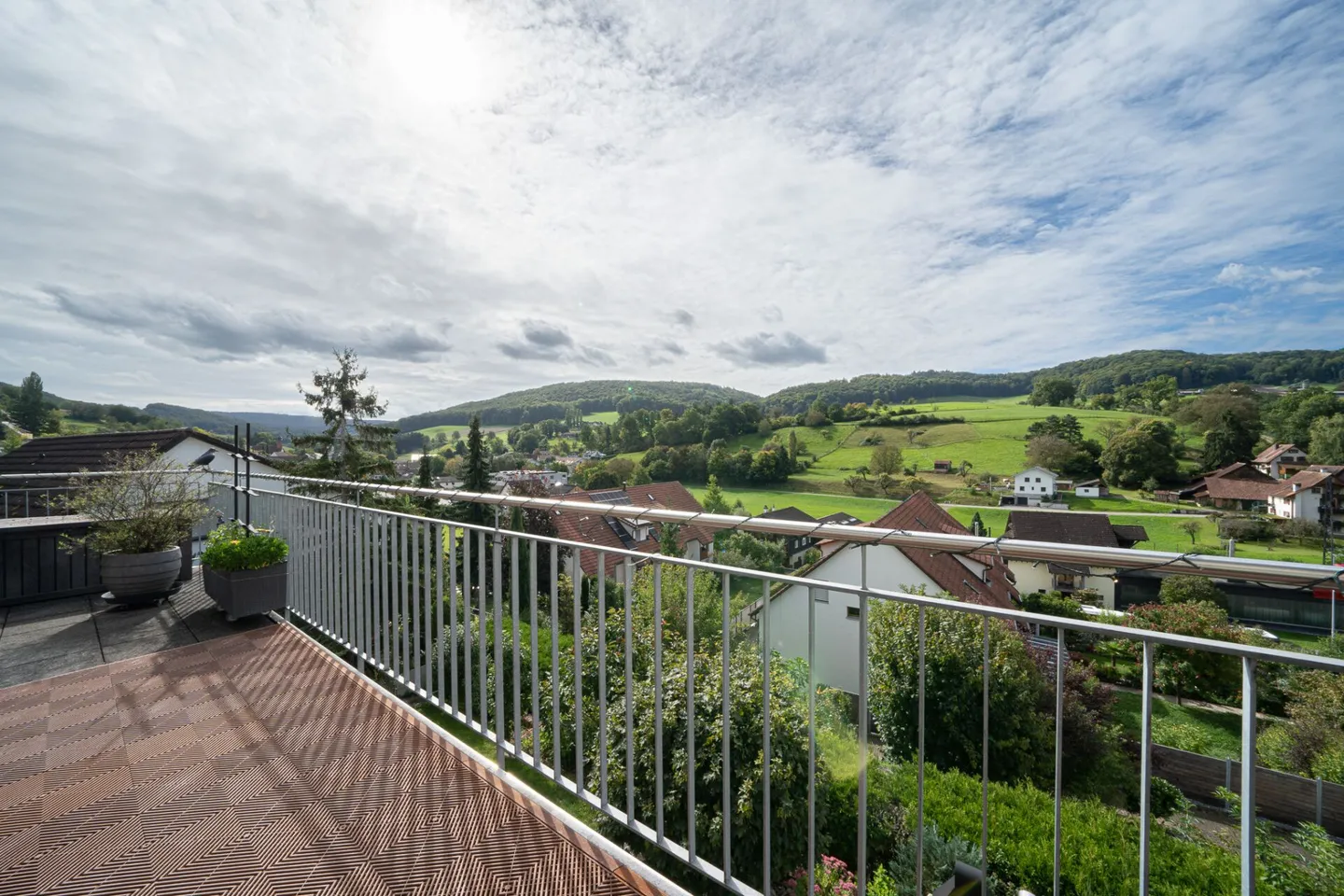 House section with spacious attic apartment and guest apartment with breathtaking view - Photo 1 of 13