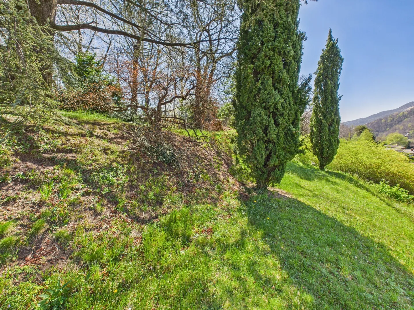 Ampio Terreno Edificabile con Vista Parziale sul Lago in Posizione Elevata con Permesso di Costruzione Approvato - Foto 9 di 10
