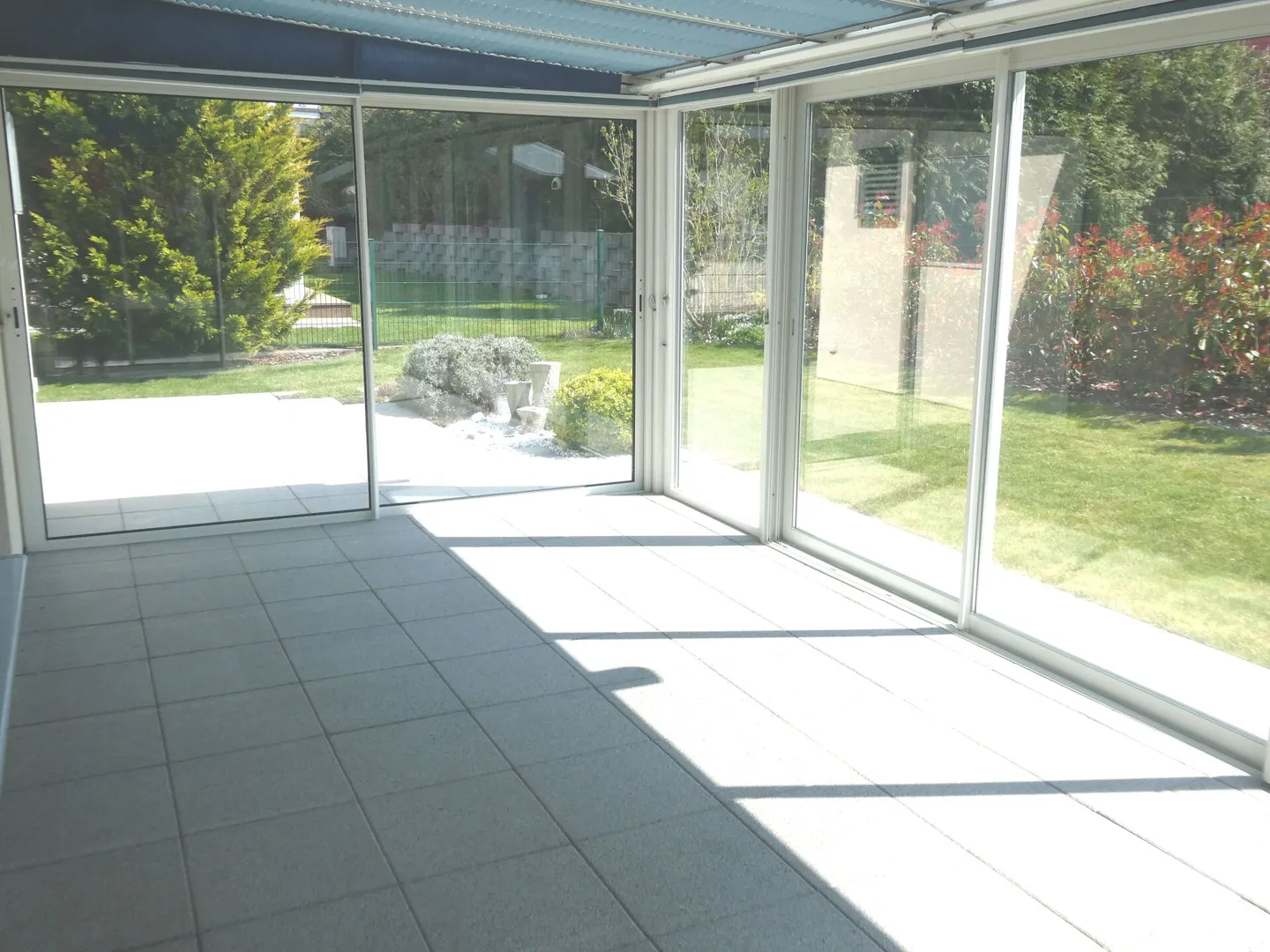 Bungalow indépendant de 4 1/2 pièces avec véranda dans un emplacement ensoleillé et central - Photo 6 sur 17