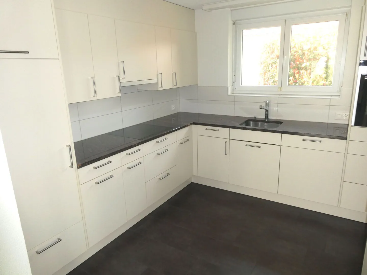 Bungalow indépendant de 4 1/2 pièces avec véranda dans un emplacement ensoleillé et central - Photo 10 sur 17