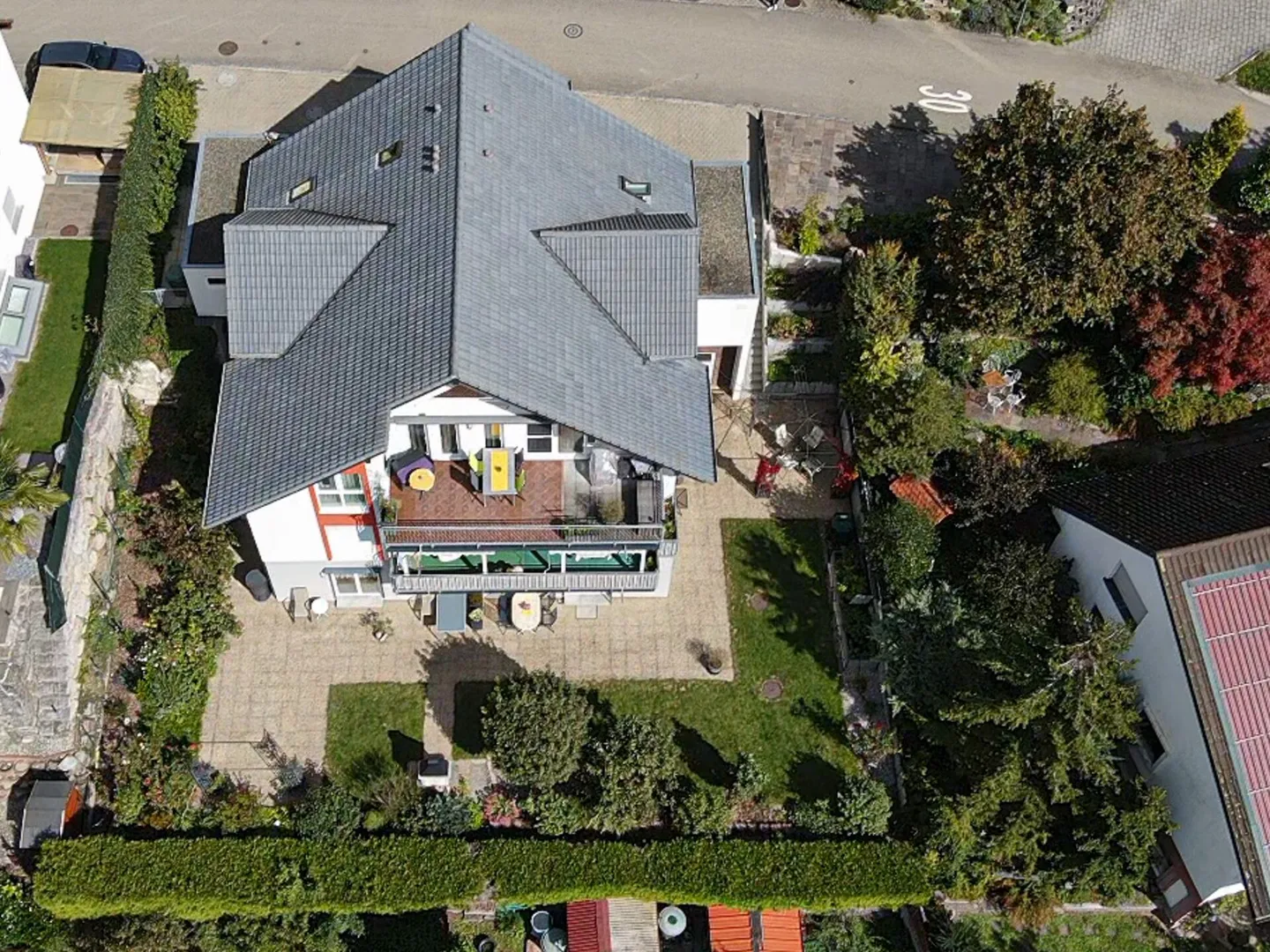 House section with spacious attic apartment and guest apartment with breathtaking view - Photo 2 of 13