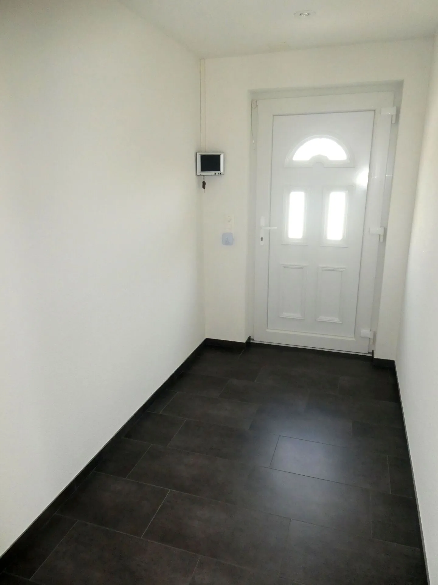 Bungalow indépendant de 4 1/2 pièces avec véranda dans un emplacement ensoleillé et central - Photo 15 sur 17