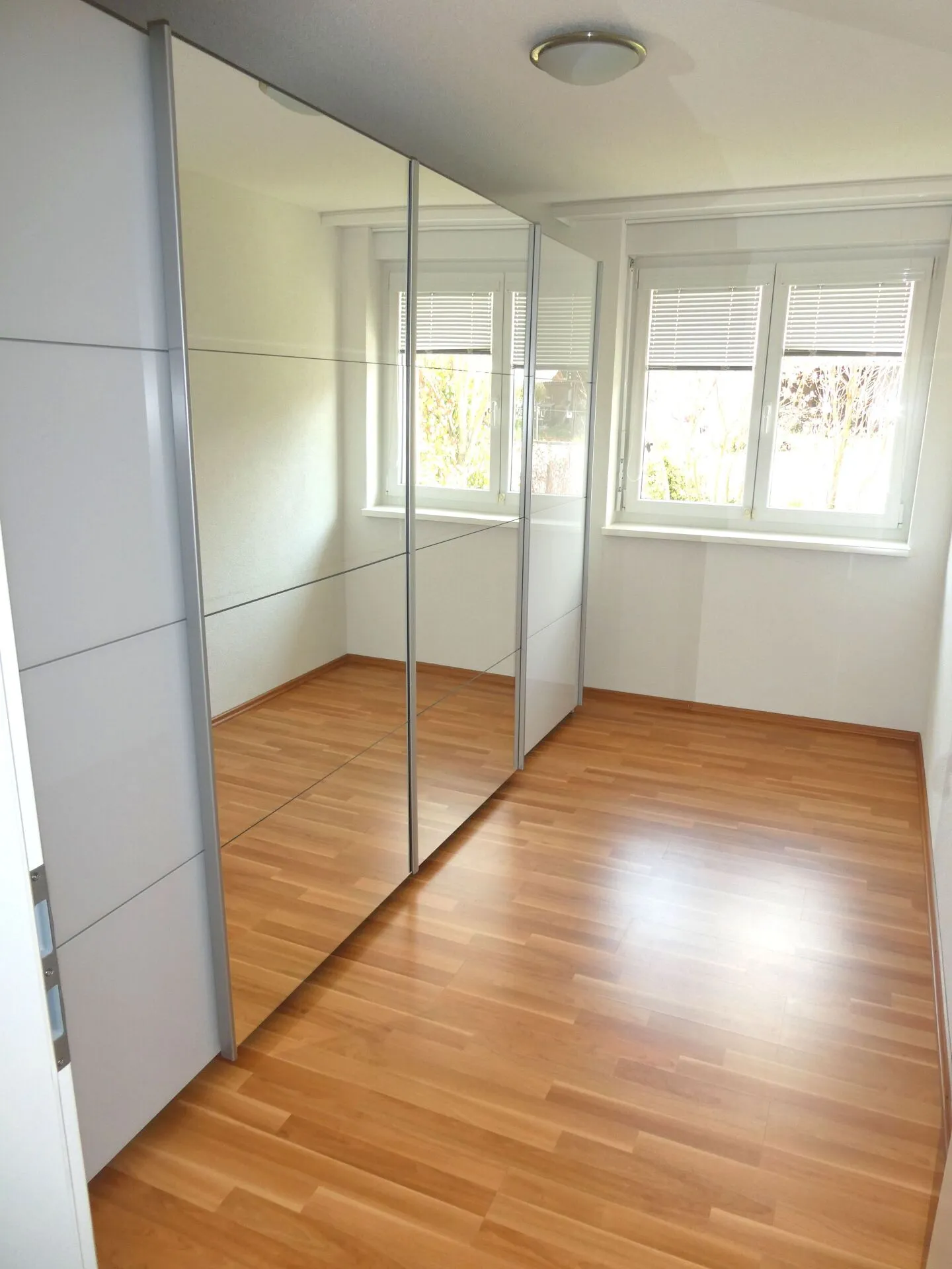 Bungalow indépendant de 4 1/2 pièces avec véranda dans un emplacement ensoleillé et central - Photo 14 sur 17