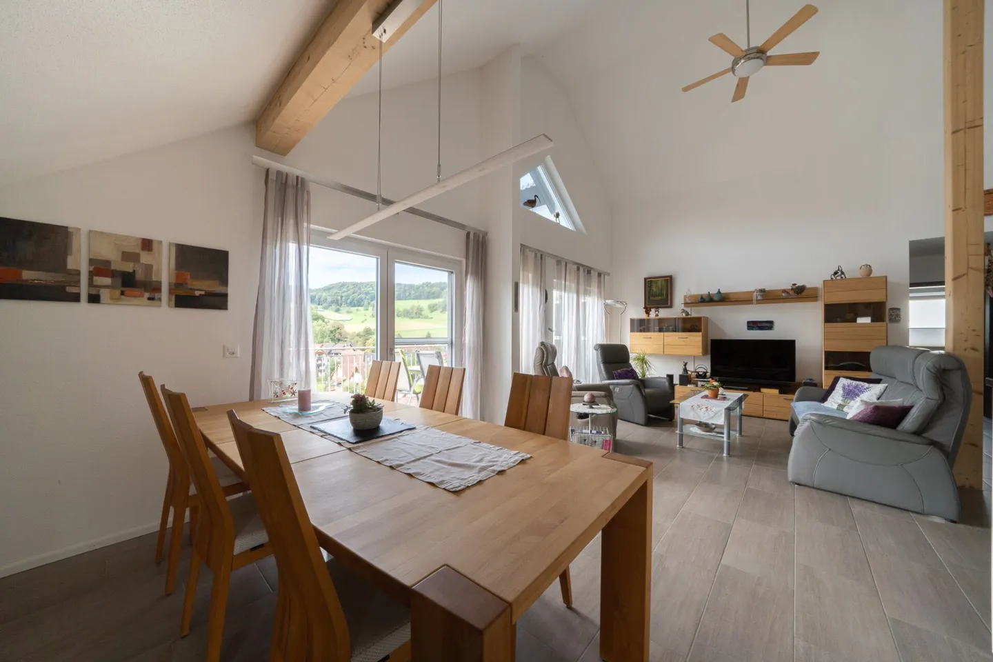 House section with spacious attic apartment and guest apartment with breathtaking view - Photo 4 of 13