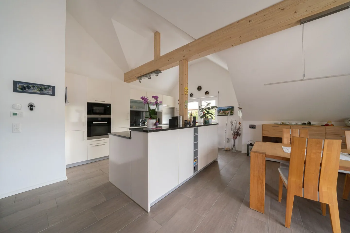 House section with spacious attic apartment and guest apartment with breathtaking view - Photo 5 of 13