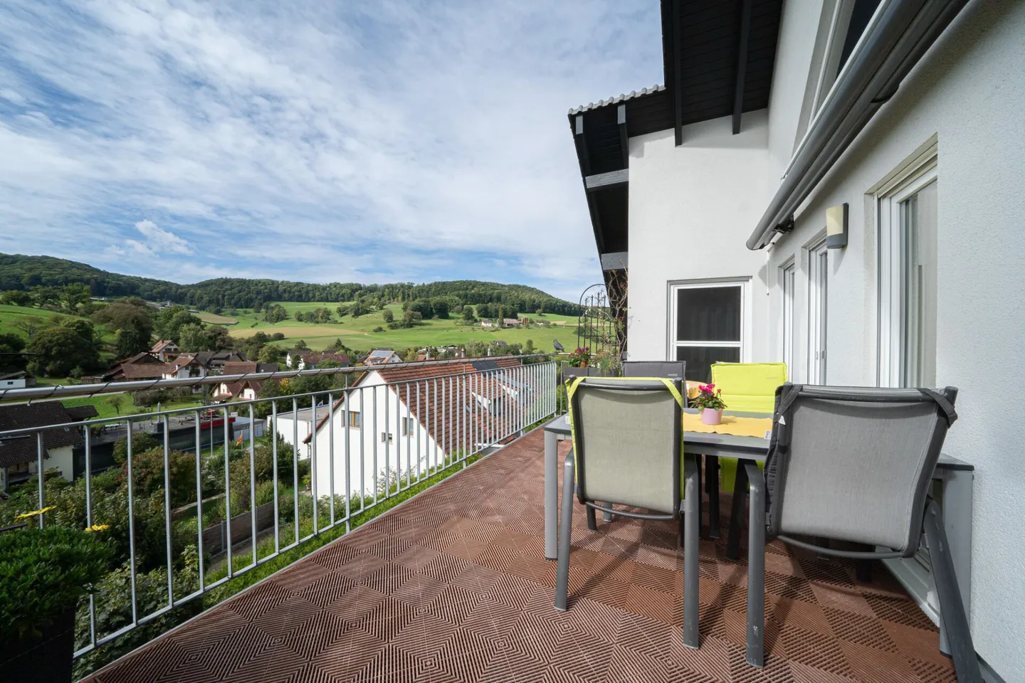 House section with spacious attic apartment and guest apartment with breathtaking view - Photo 7 of 13