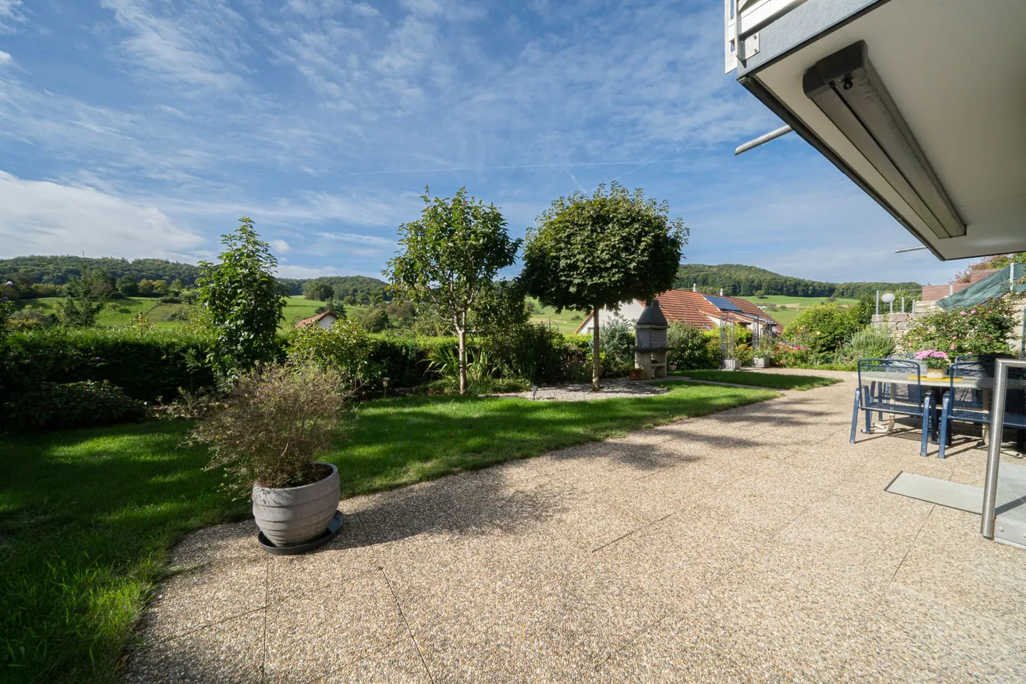 House section with spacious attic apartment and guest apartment with breathtaking view - Photo 11 of 13