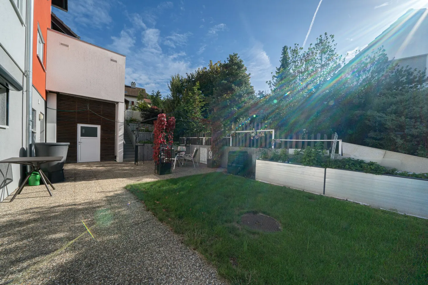 House section with spacious attic apartment and guest apartment with breathtaking view - Photo 13 of 13
