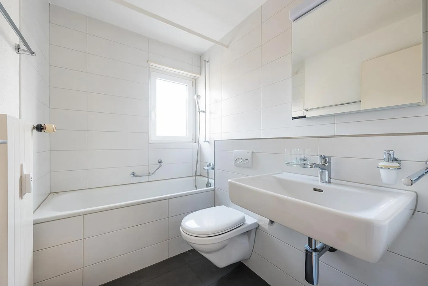 2.5 Attic Apartment - Pets Allowed - Photo 3 of 10