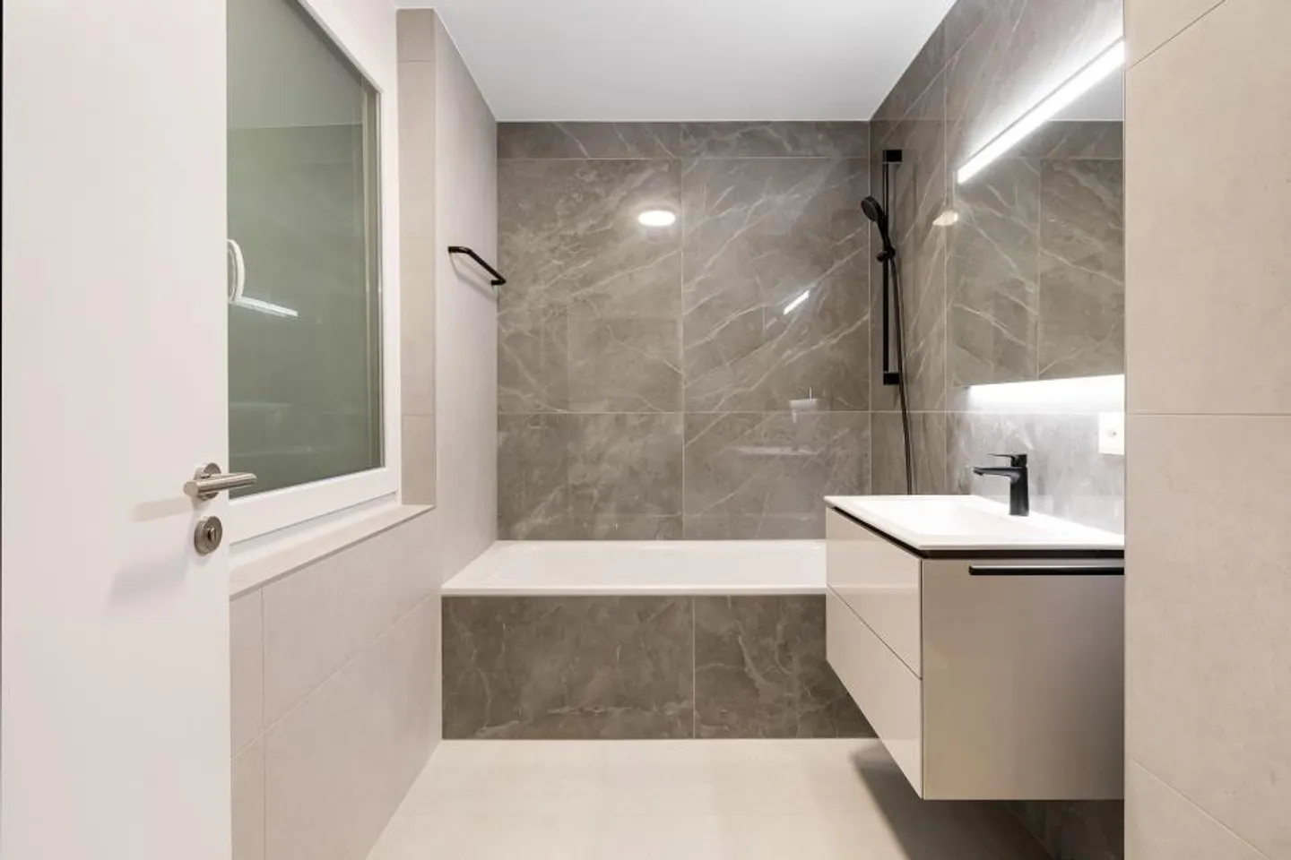 Unique ! Nouveau penthouse, disponible immédiatement ! - Photo 5 sur 12