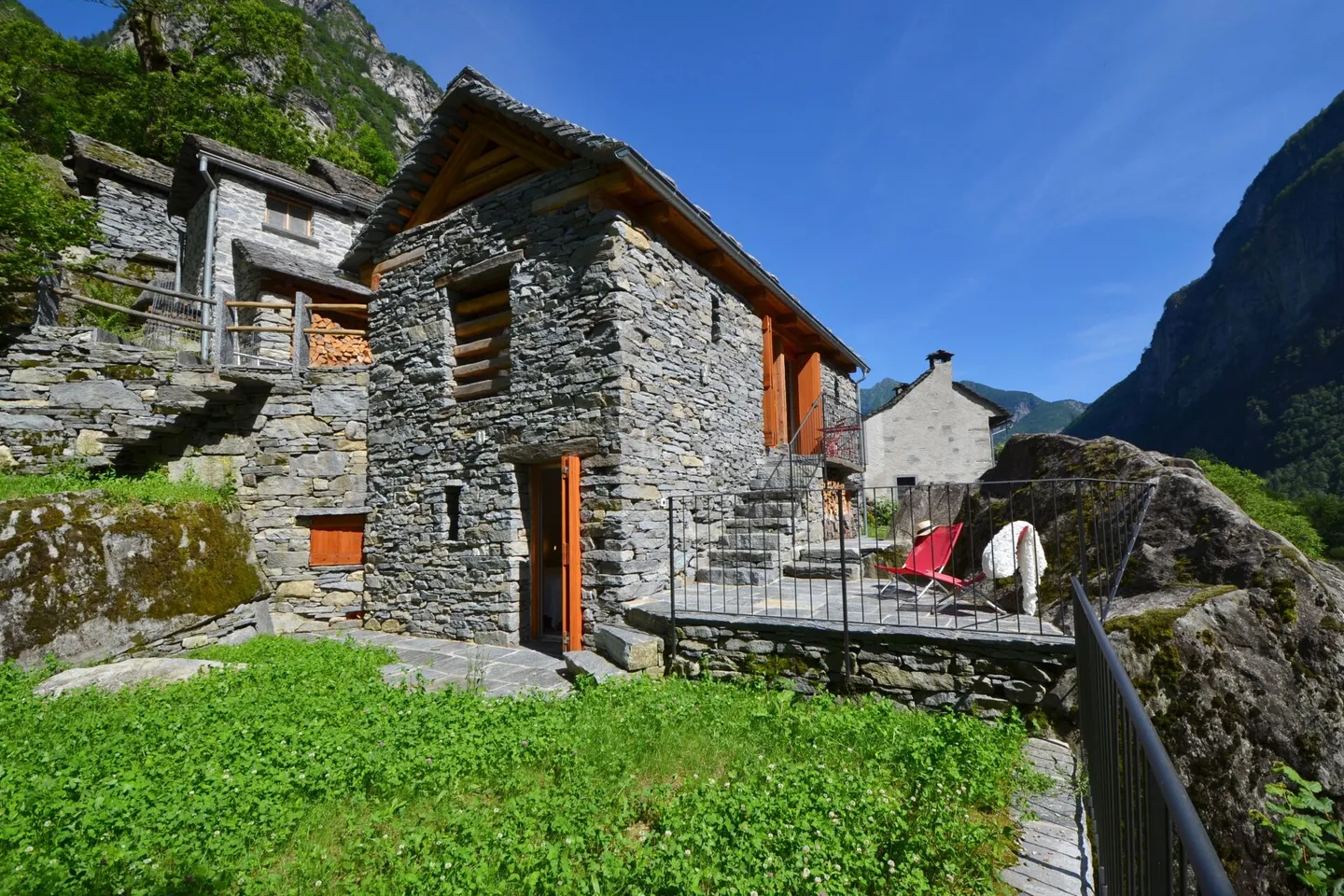 Charmante maison en pierre au milieu de la verdure - Photo 1 sur 38