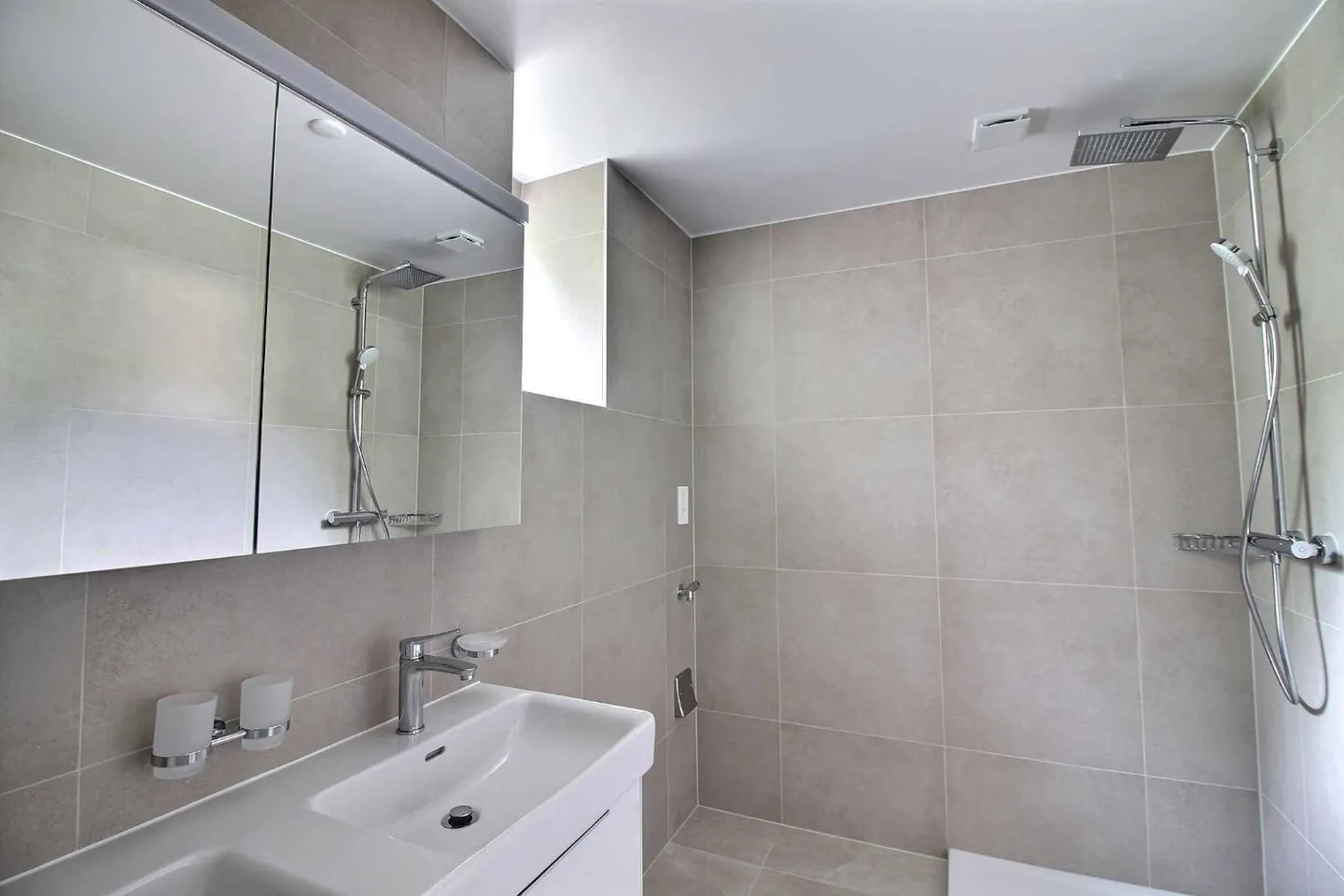 Magnificent duplex apartment fully renovated with stunning lake view - Photo 8 of 12