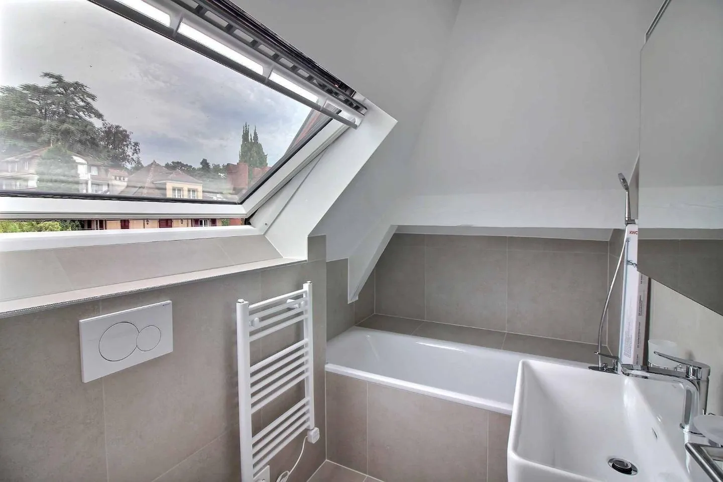 Magnificent duplex apartment fully renovated with stunning lake view - Photo 12 of 12