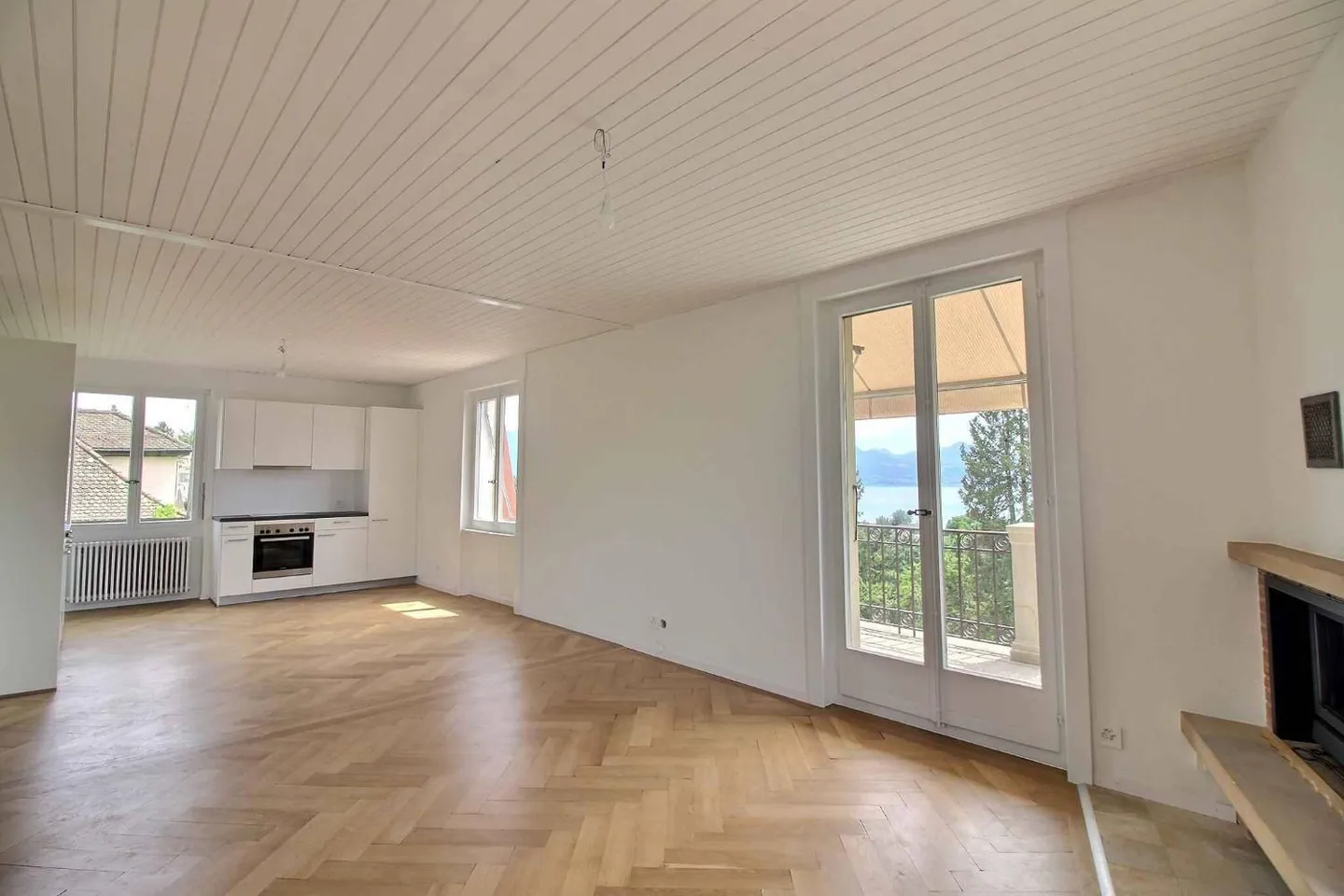 Magnificent duplex apartment fully renovated with stunning lake view - Photo 3 of 12
