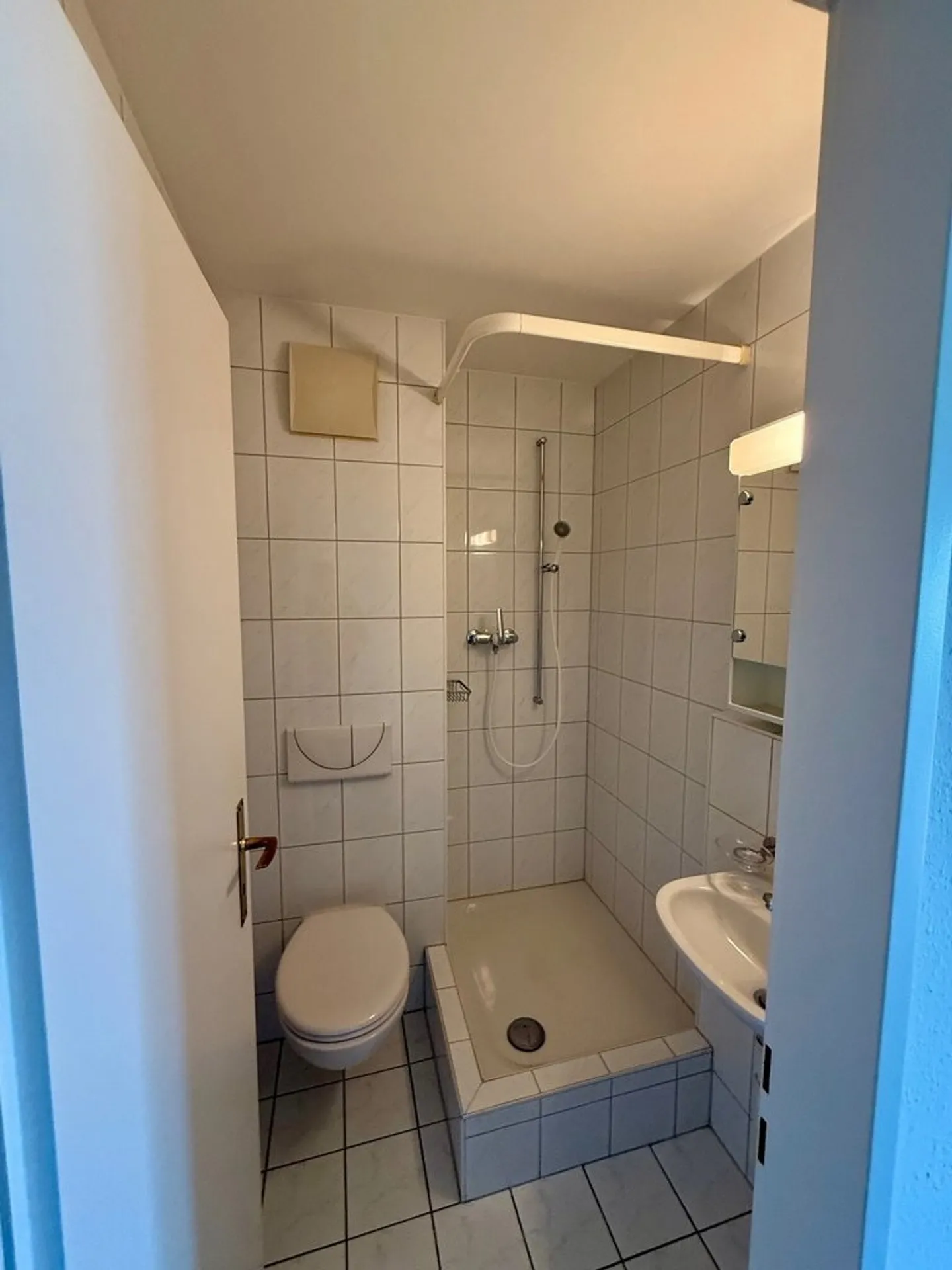 Cozy 2-Room Apartment with Balcony - Photo 8 of 9