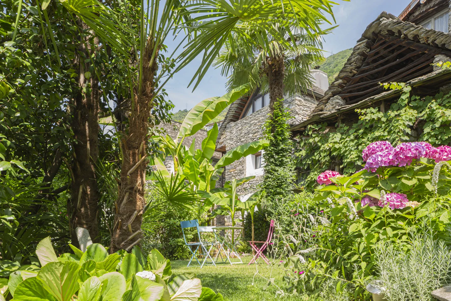 Charming Rustic House with 6 Rooms in Gordola - Photo 1 of 7