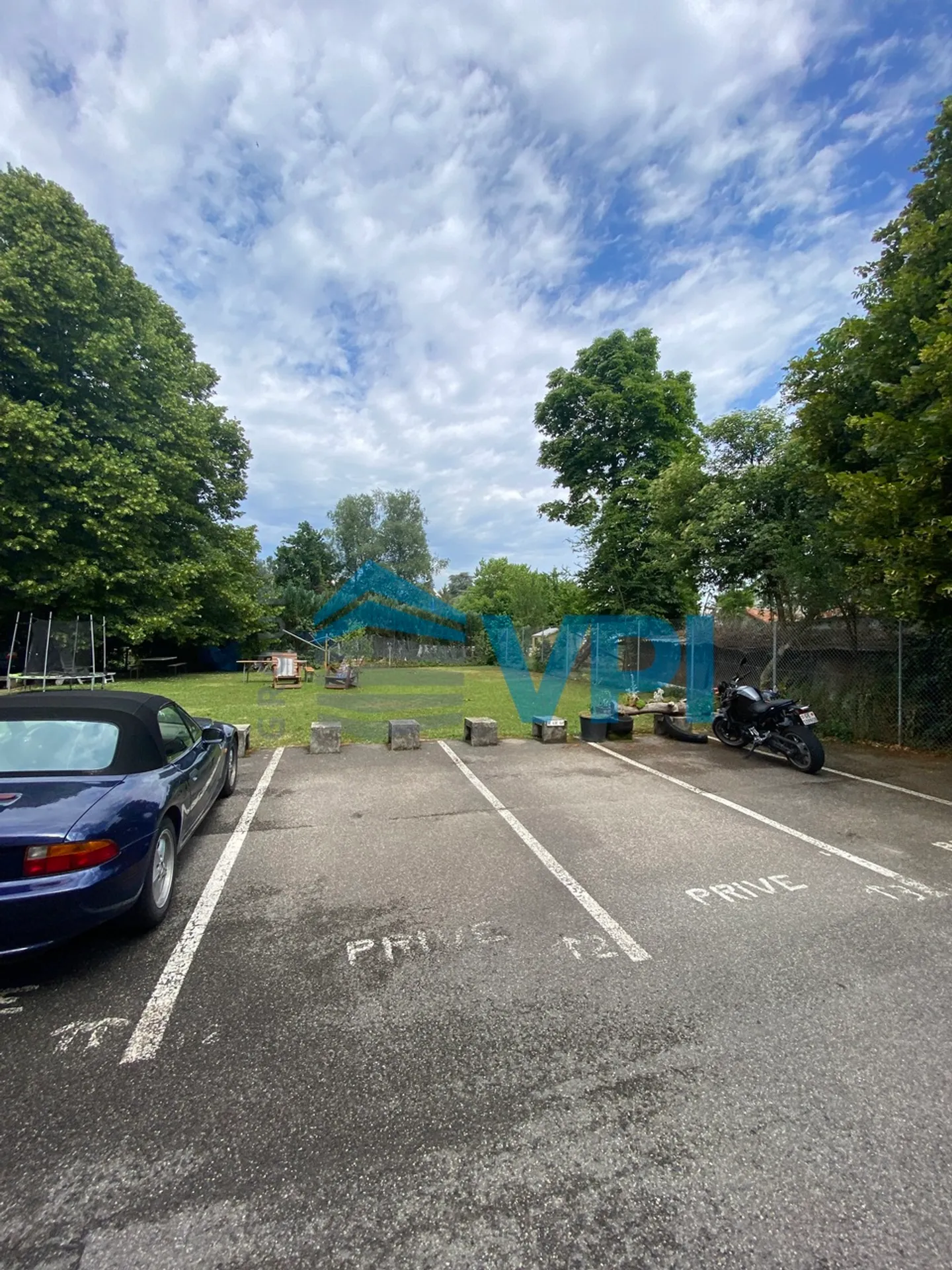 Parking extérieur - Photo 2 sur 3