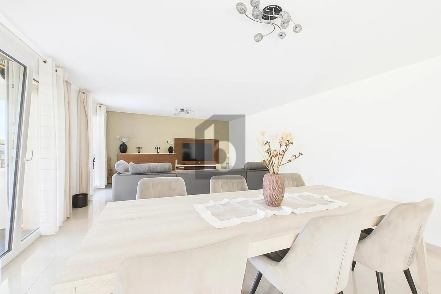 Charming Family Home with Garden - Photo 2 of 6