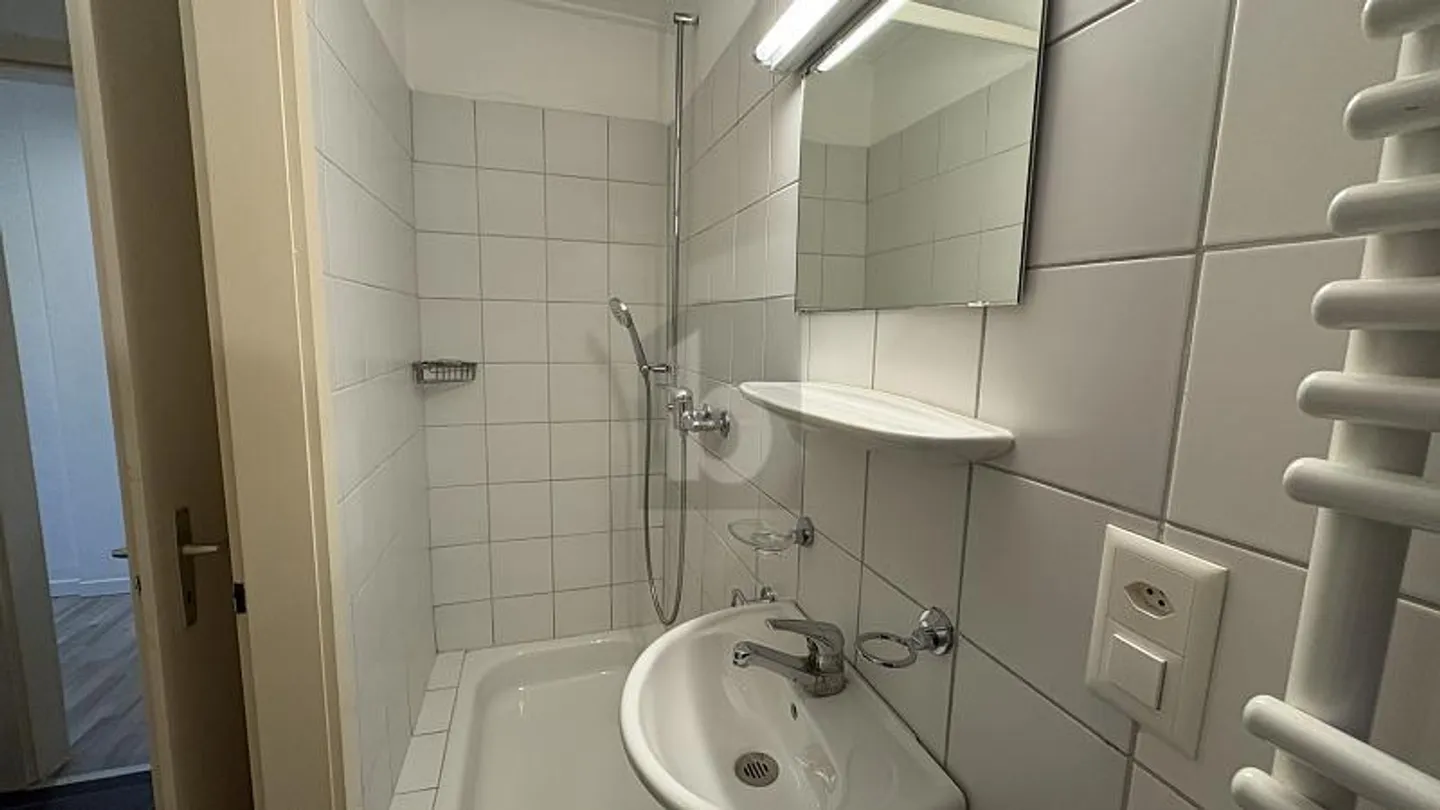 Appartement Charmant avec Terrasse - Photo 2 sur 6