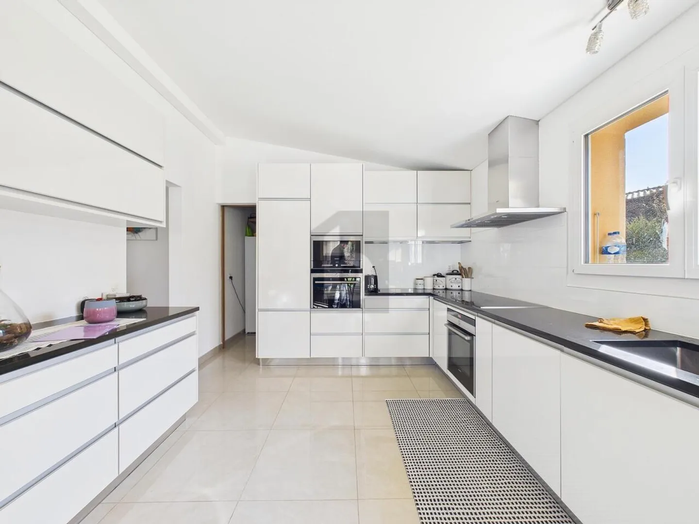 Charming Family Home with Garden - Photo 4 of 6