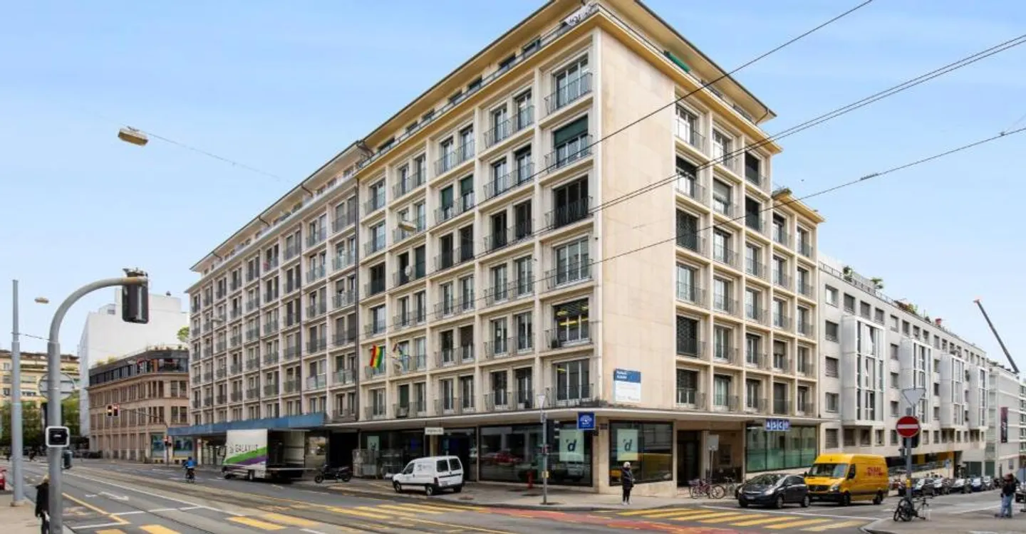 Ideal location - Close to the train station and the UN - Photo 1 of 11