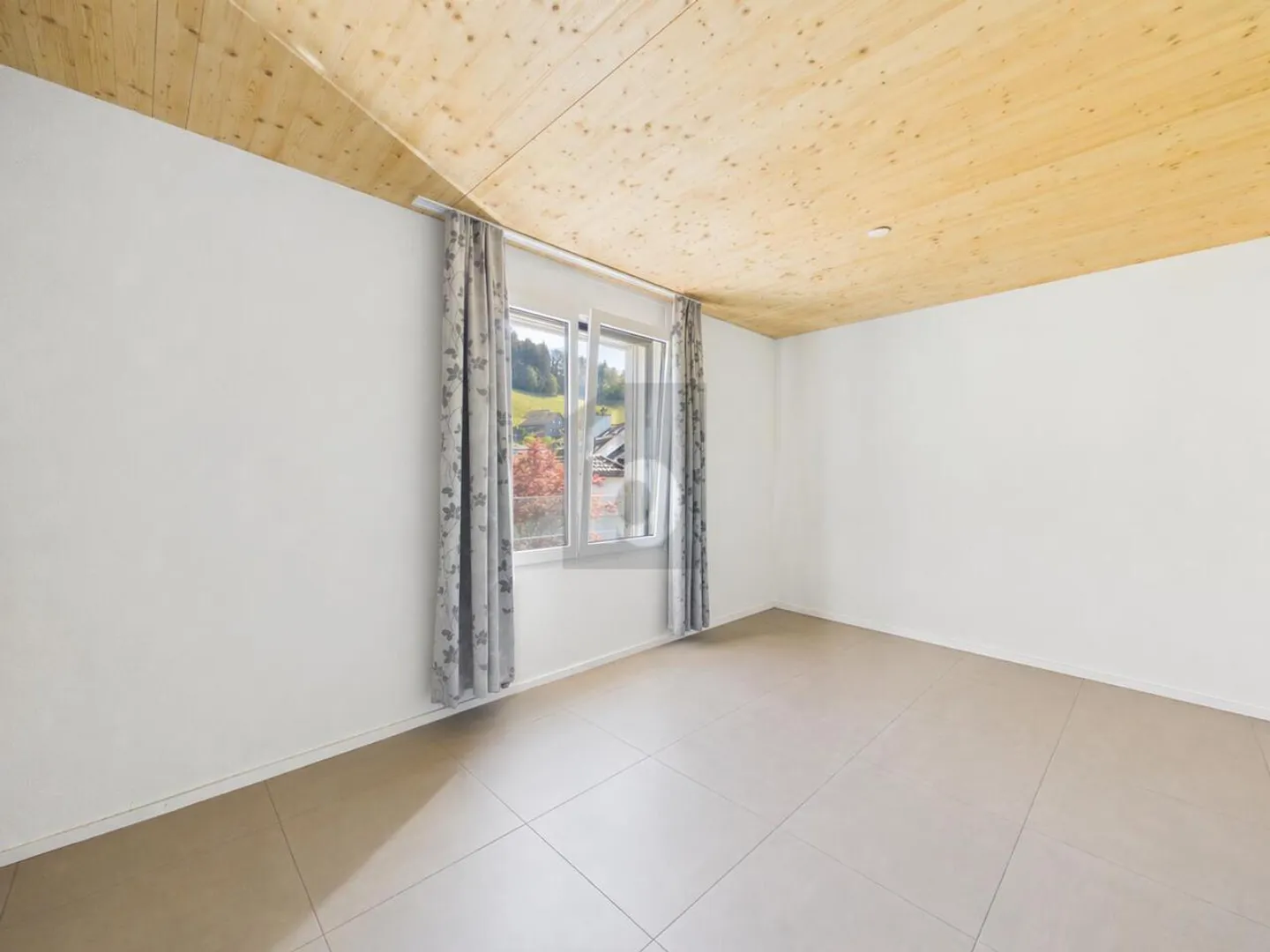 Modern Apartment with Lake View - Photo 5 of 6