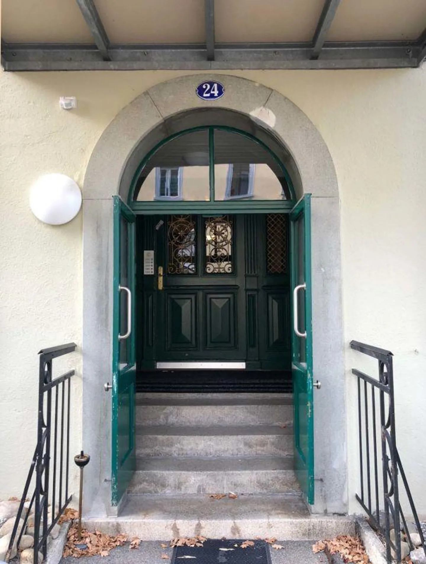 Partially renovated & charming old apartment including balcony - Photo 3 of 13