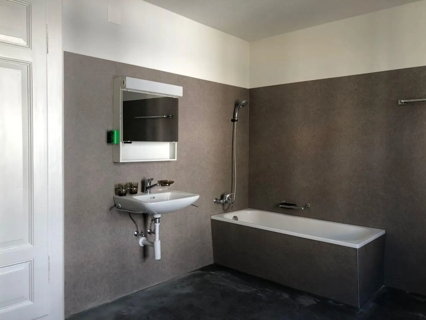 Partially renovated & charming old apartment including balcony - Photo 7 of 13