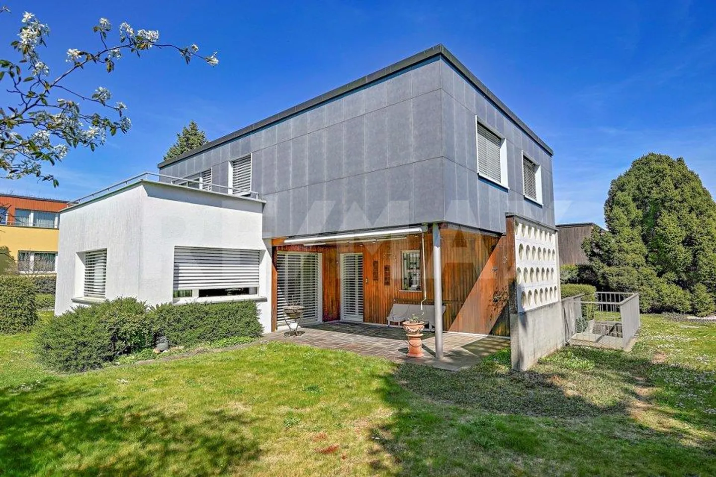 Detached 6.5-room single-family house with large garden and many... - Photo 1 of 10