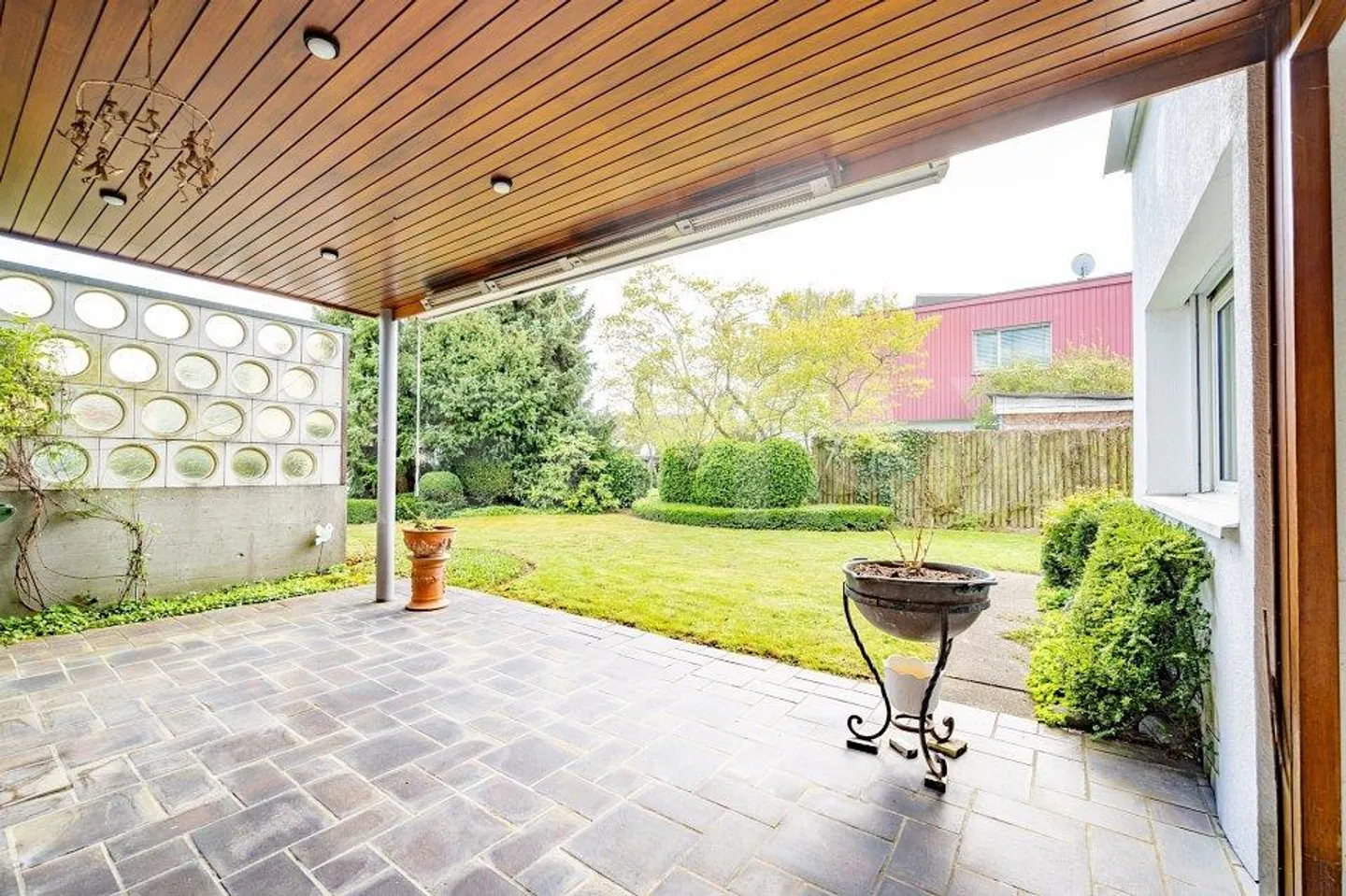 Detached 6.5-room single-family house with large garden and many... - Photo 3 of 10