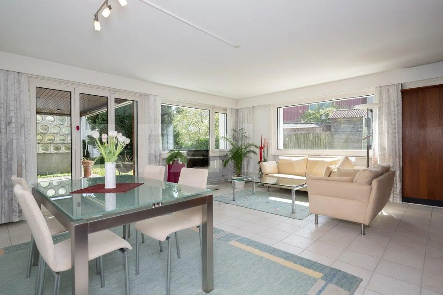 Detached 6.5-room single-family house with large garden and many... - Photo 4 of 10