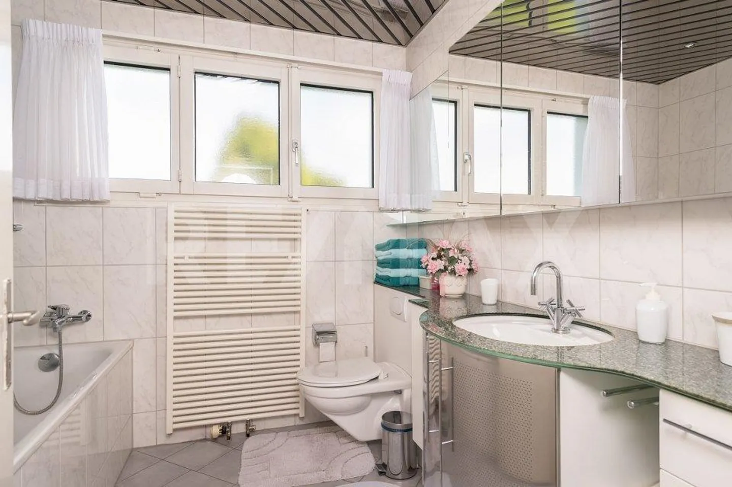 Detached 6.5-room single-family house with large garden and many... - Photo 9 of 10