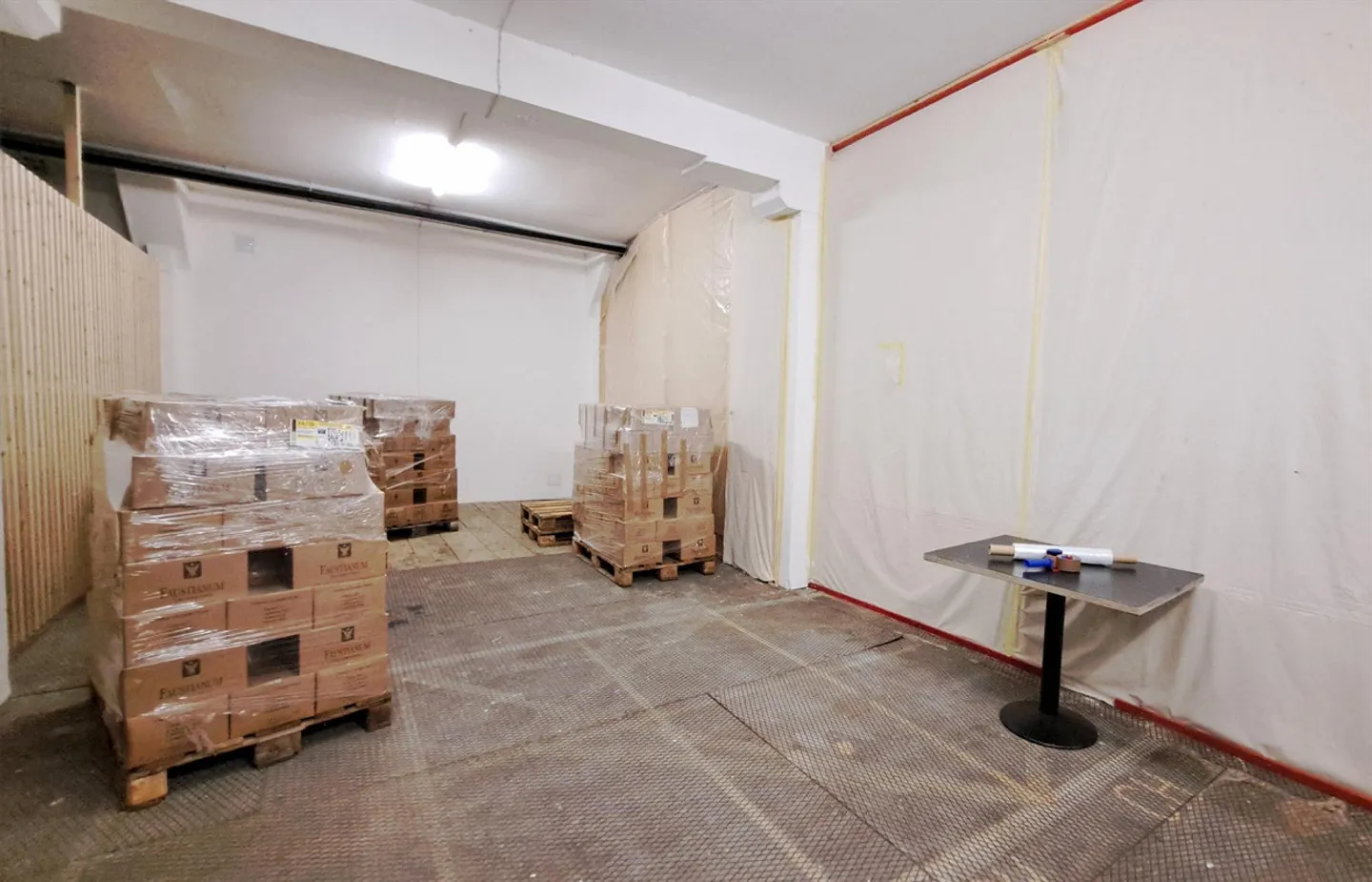 Grande magazzino al piano terra, facilmente accessibile, centrale, video sorvegliato - Foto 1 di 3