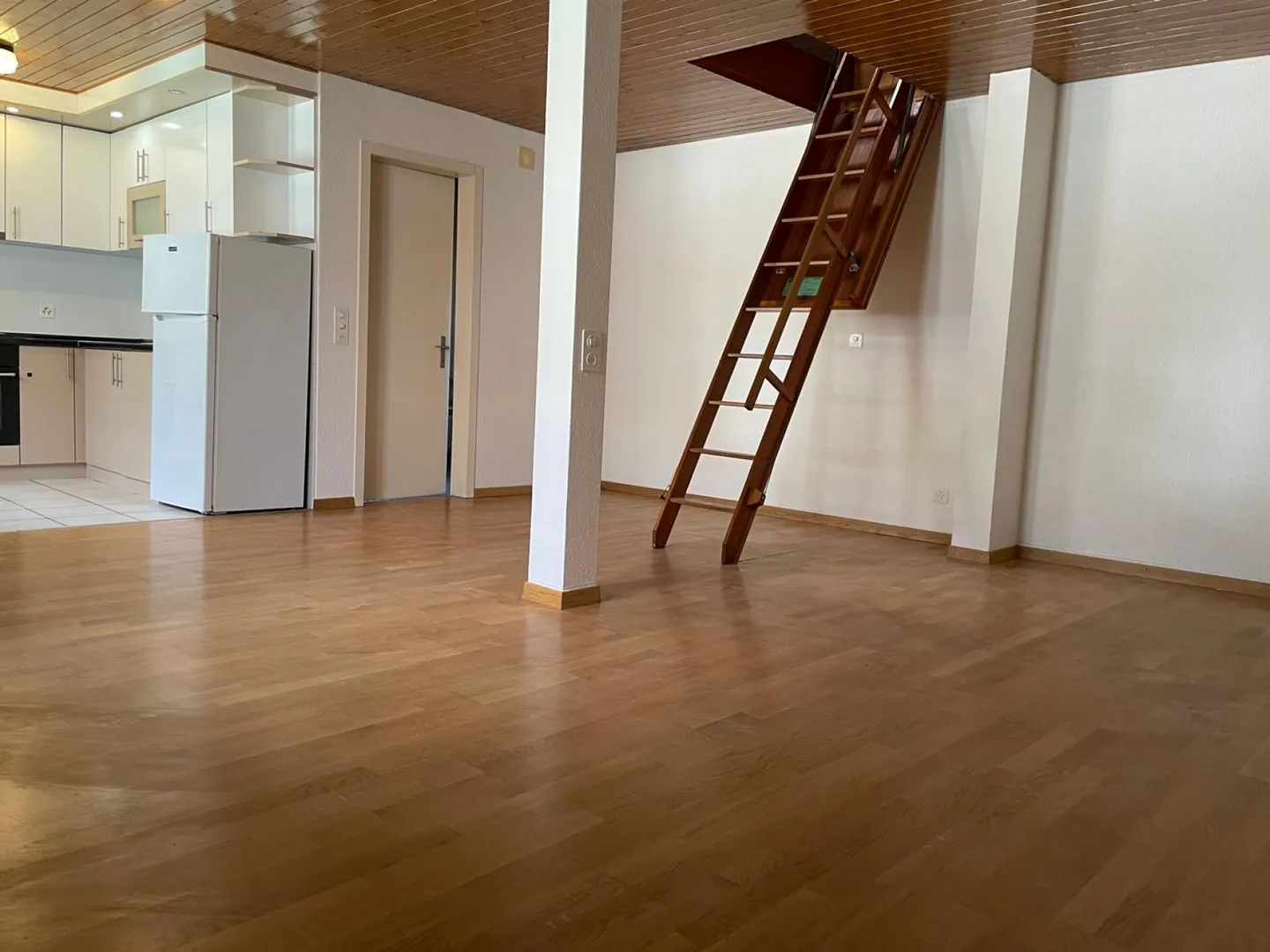 Cozy 2.5 Room Apartment! - Photo 3 of 9