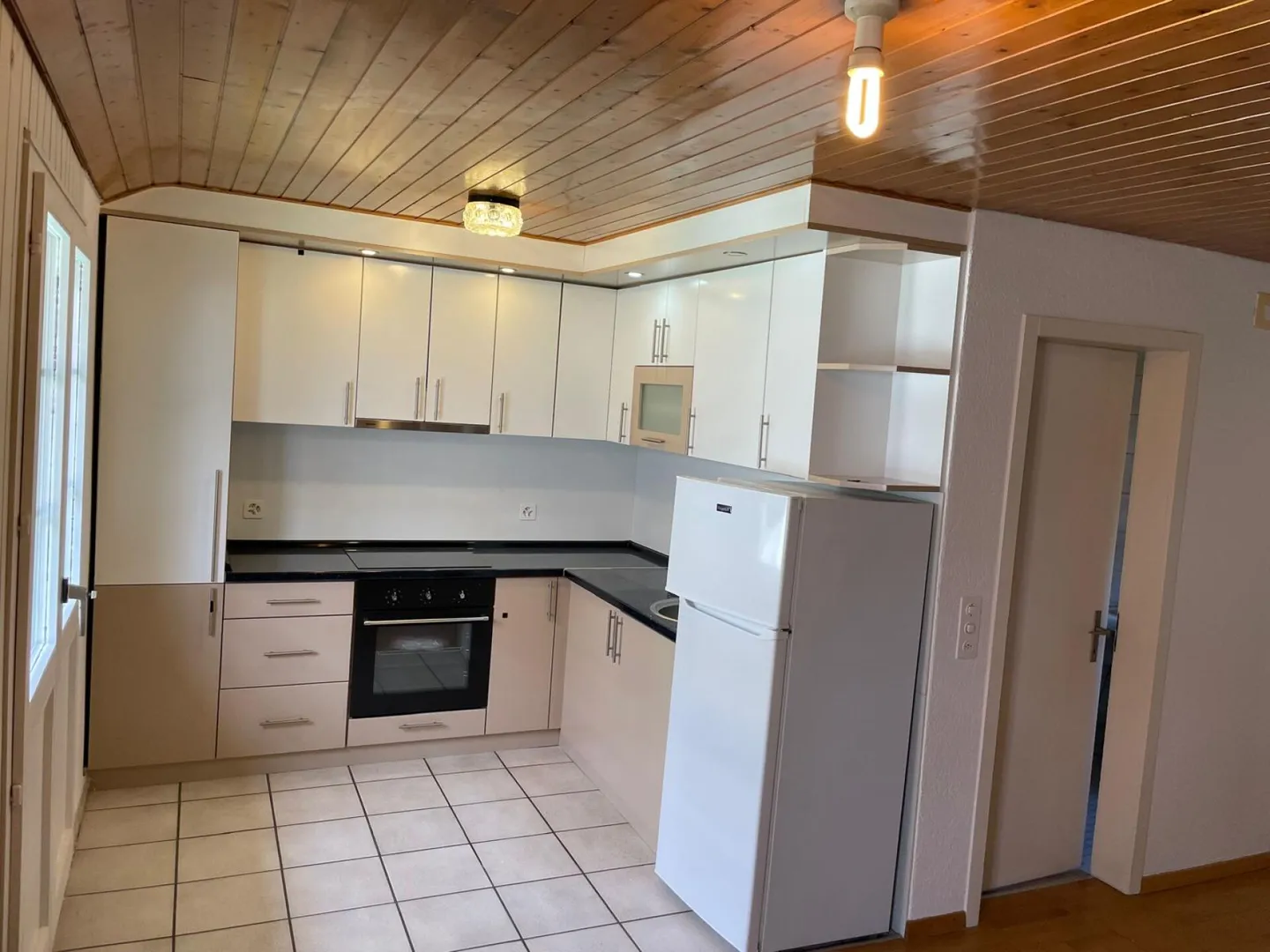 Cozy 2.5 Room Apartment! - Photo 4 of 9