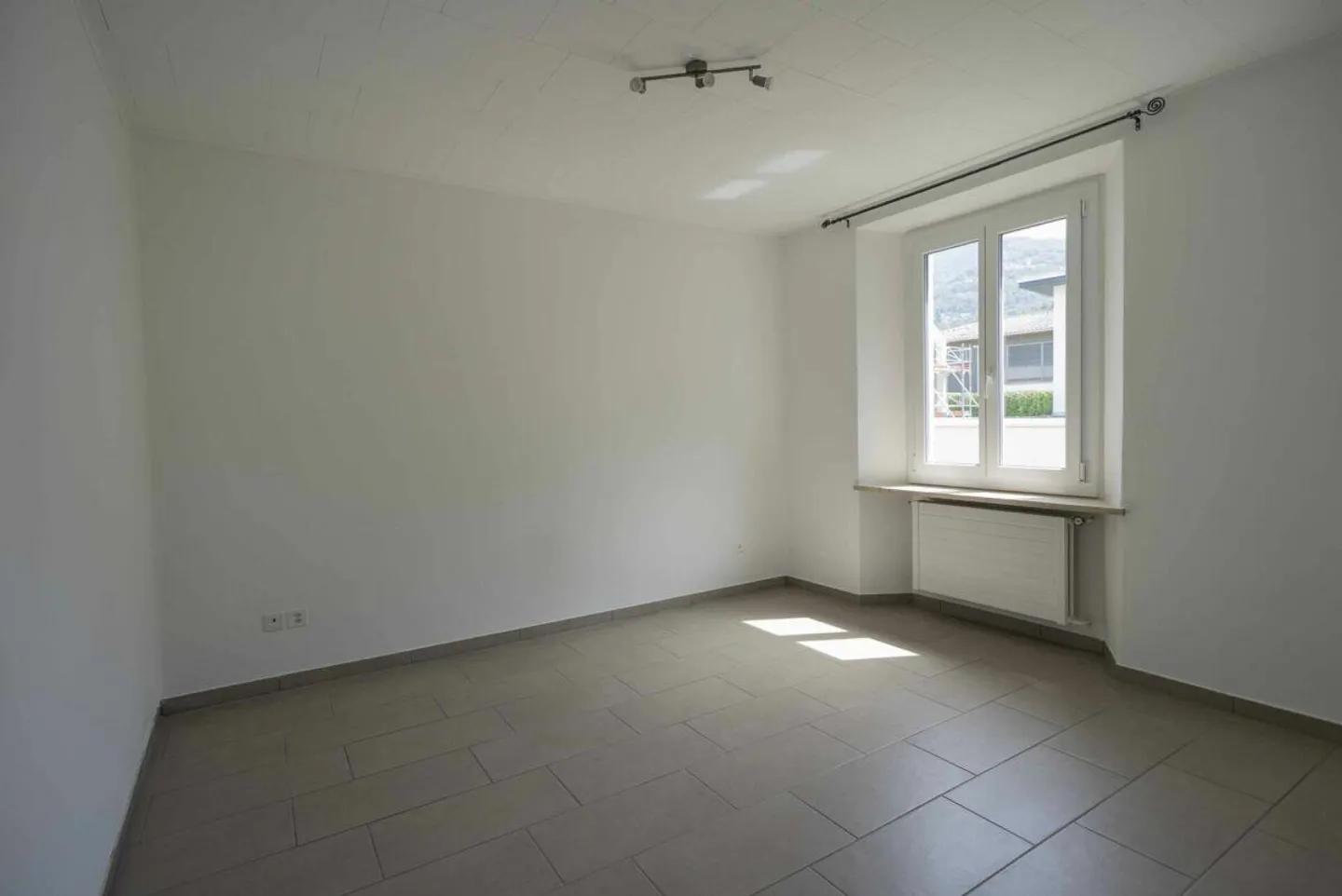 Vendiamo interessante casa a Camorino - Foto 10 di 16