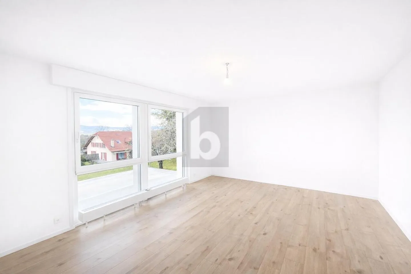 MAGNIFICENT, SPACIOUS AND BRIGHT WITH PRIVATE GARDEN - Photo 4 of 6