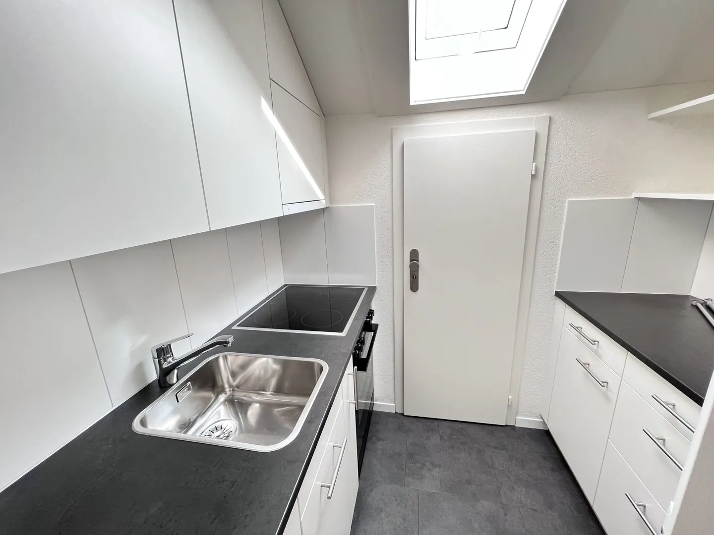 Appartement sous les combles de 2 1/2 pièces - Photo 2 sur 7