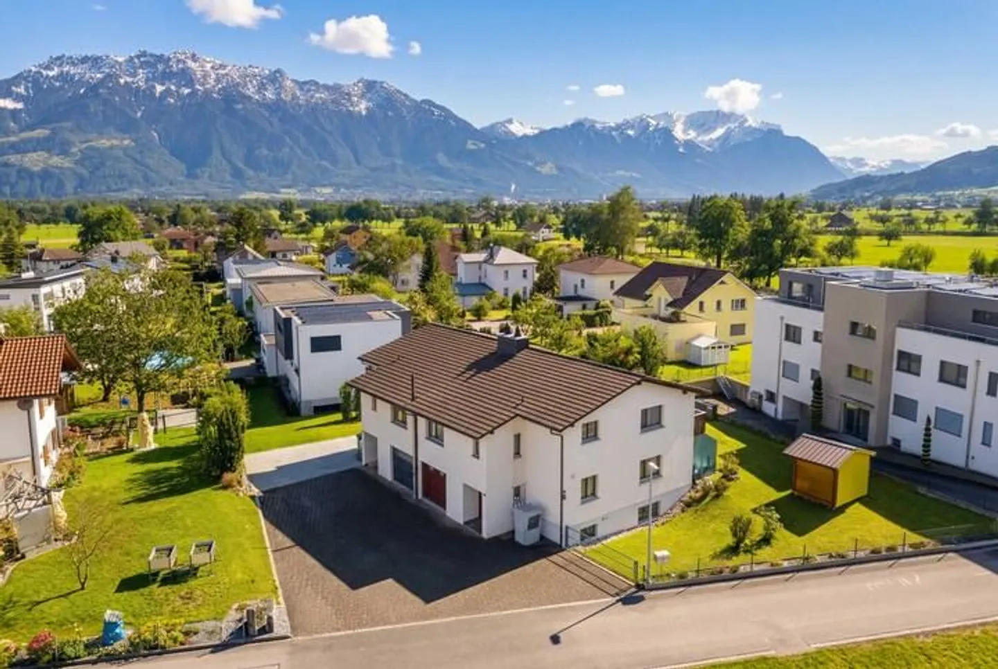 VILLA BIFAMILIARE DI 5,5 LOCALI CON VISTA MONTAGNA - Foto 1 di 9