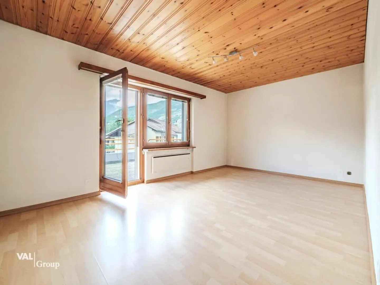 Tradition Meets Future: Residential and Commercial Property with Versatile Potential - Photo 5 of 13