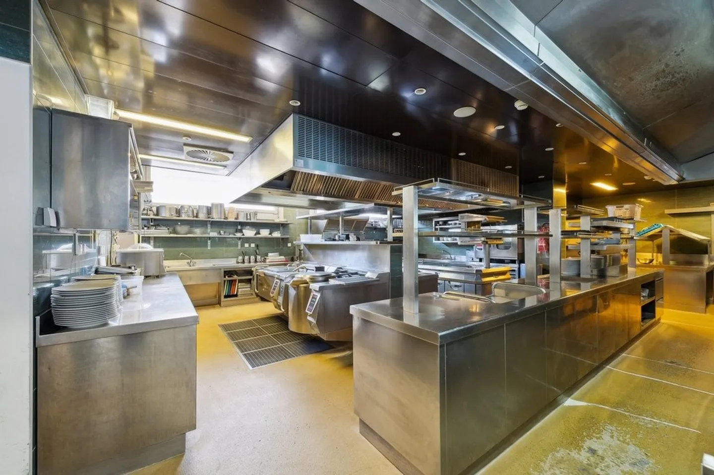 Surface de vente de 548m2 avec terrasse, idéale pour un restaurant - Photo 3 sur 8