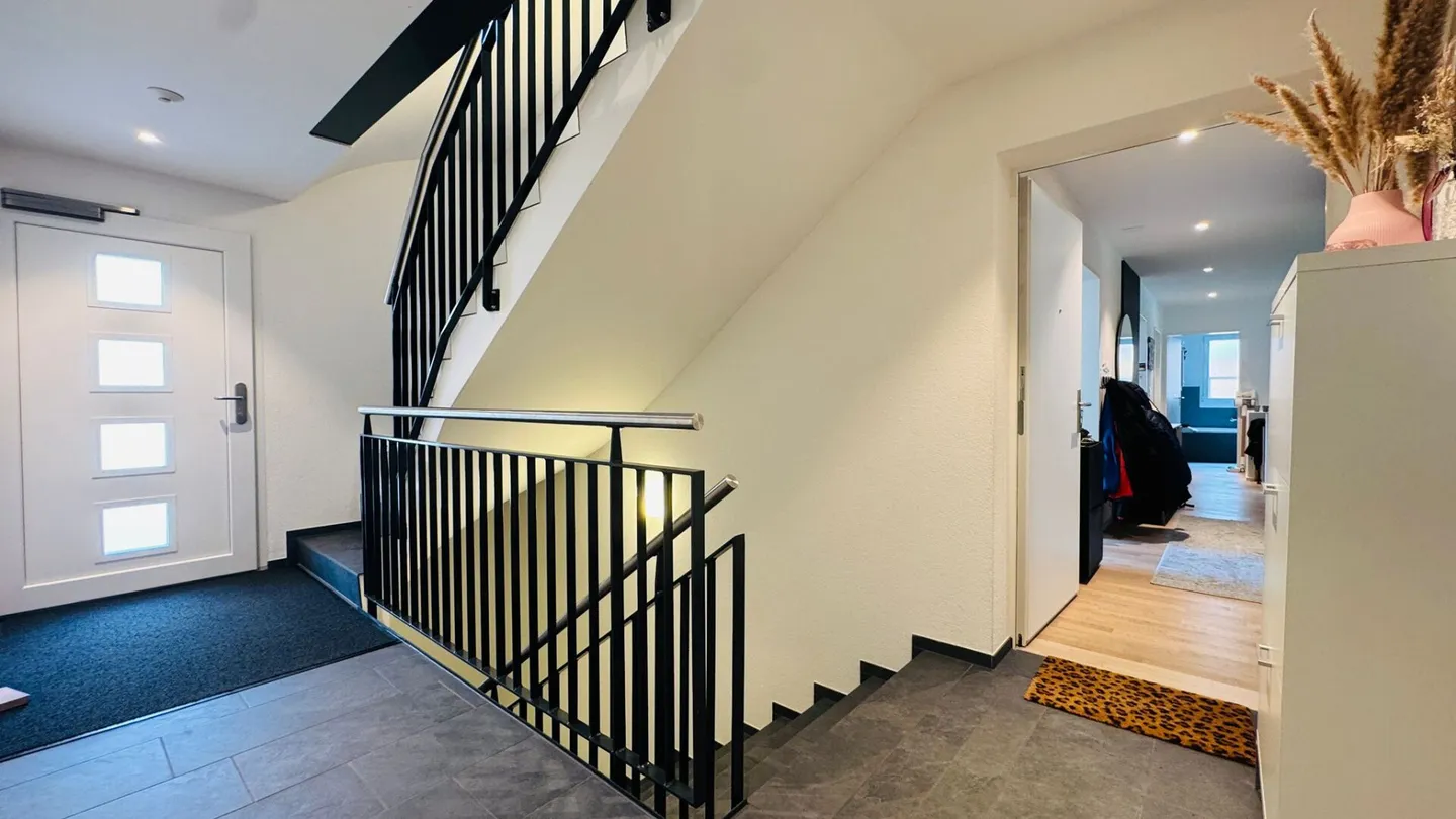 Family Dream with Garden: Bright 6.5-Room Apartment with Loggia and Garage - Photo 12 of 15