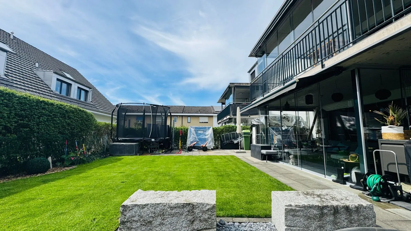 Family Dream with Garden: Bright 6.5-Room Apartment with Loggia and Garage - Photo 3 of 15
