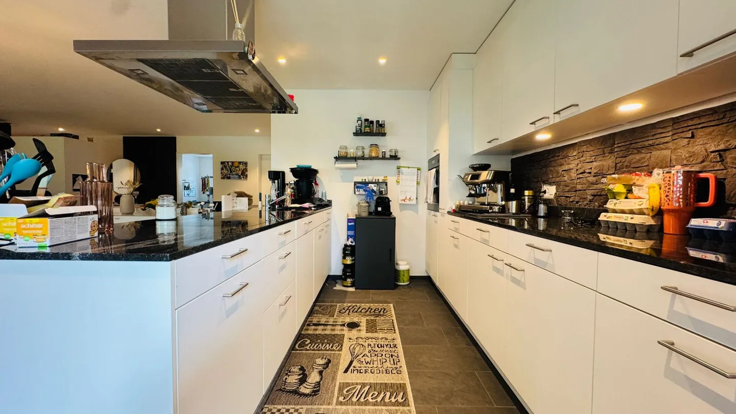 Family Dream with Garden: Bright 6.5-Room Apartment with Loggia and Garage - Photo 6 of 15