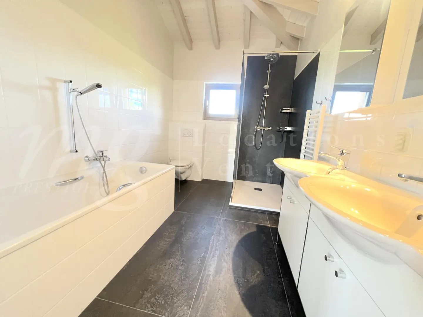 VERY BEAUTIFUL SINGLE-FAMILY HOUSE WITH 250 m2 OF LIVING SPACE AND LARGE SOUTH GARDEN WITH 1100 m2 SURROUNDINGS - Photo 8 of 9