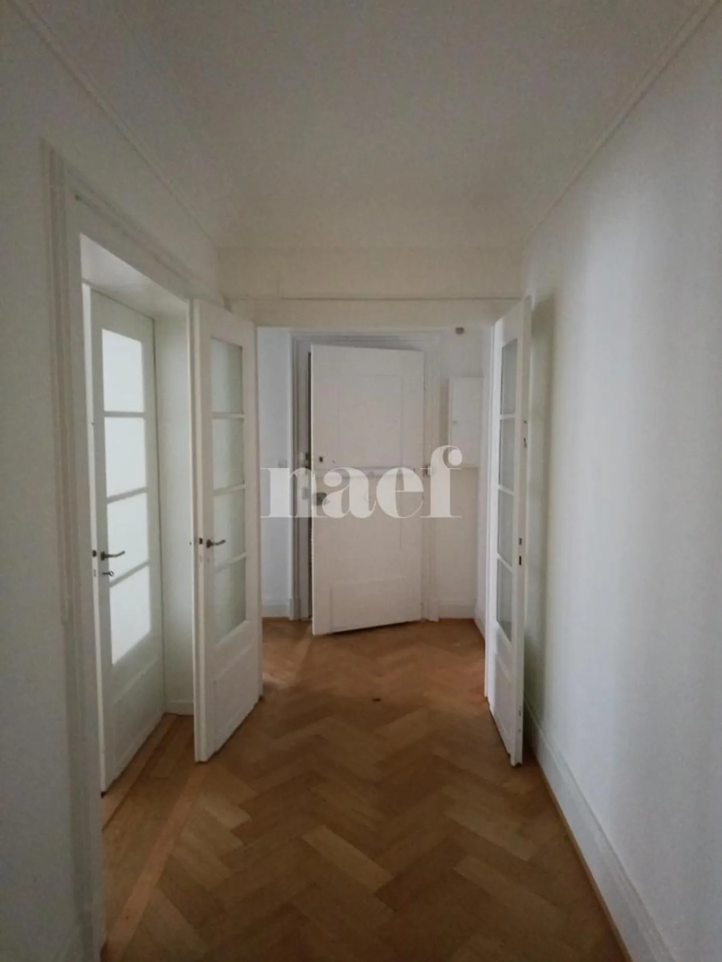 Spacious 3-room apartment with balcony for sale near the lake! - Photo 2 of 8