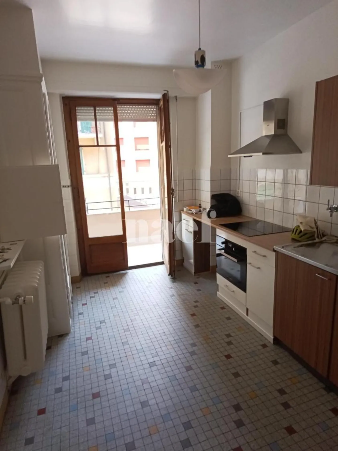Spacious 3-room apartment with balcony for sale near the lake! - Photo 3 of 8