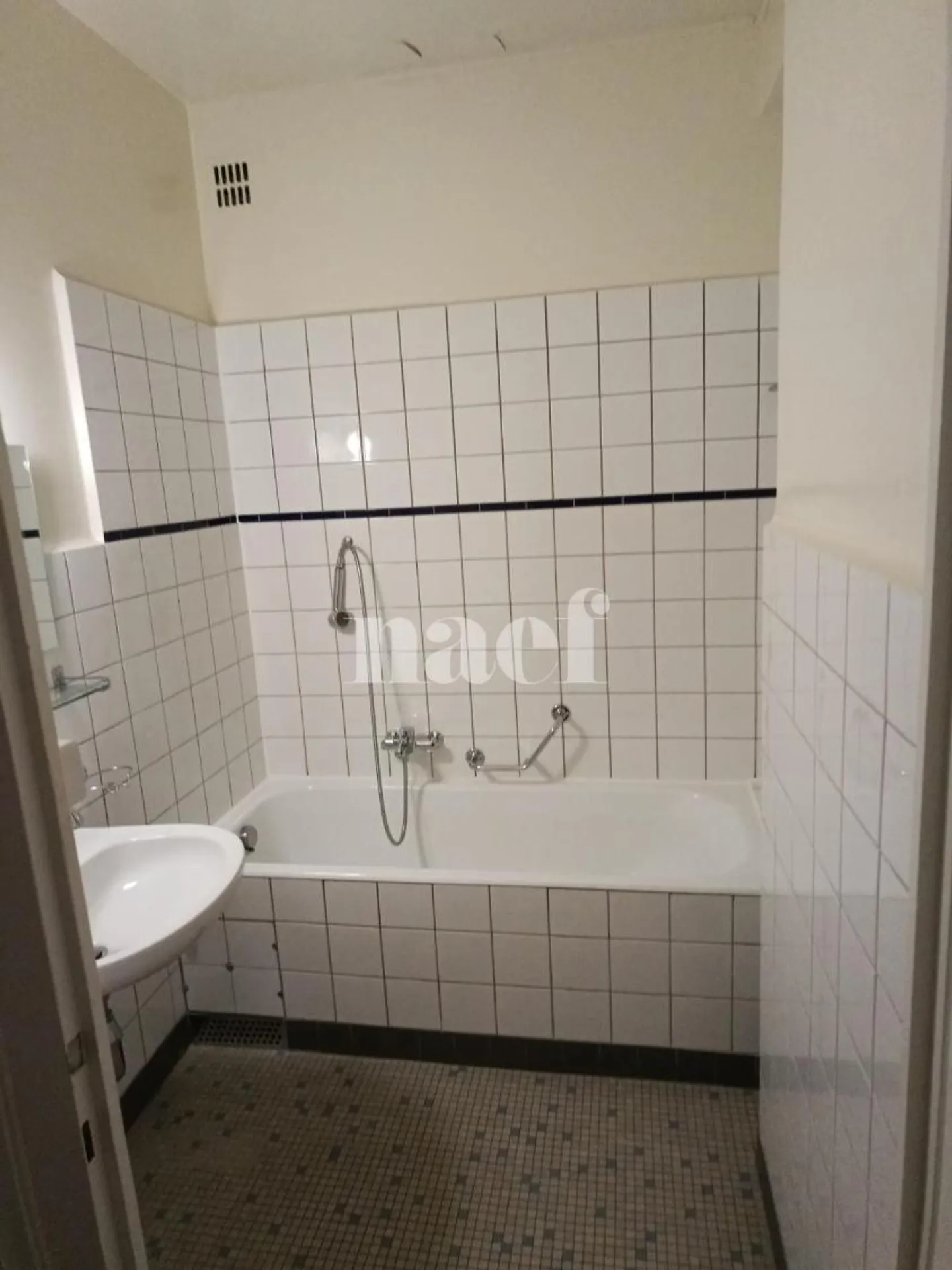 Spacious 3-room apartment with balcony for sale near the lake! - Photo 6 of 8