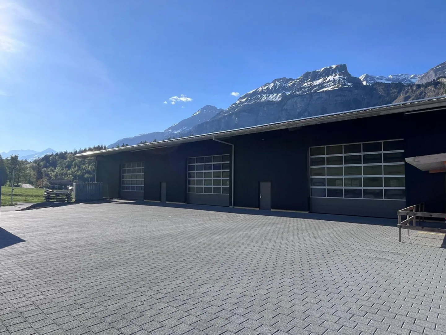 Vielseitige Gewerbefläche in Brienz - Foto 2 von 5